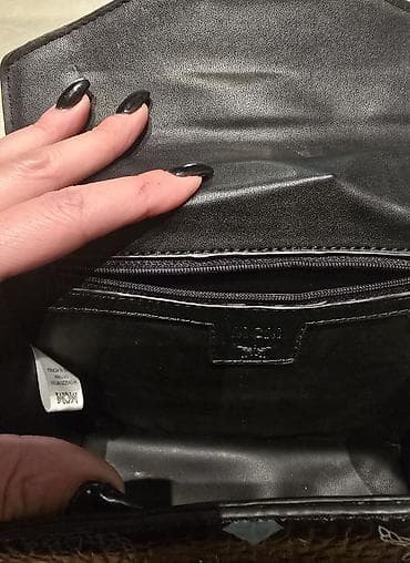 MCM torba preko ramena, ima dugačak kaiš. Na zlatnom vencu, u na lalafo.rs — 1 MCM torba preko ramena, ima dugačak kaiš. Na zlatnom vencu, u — 1