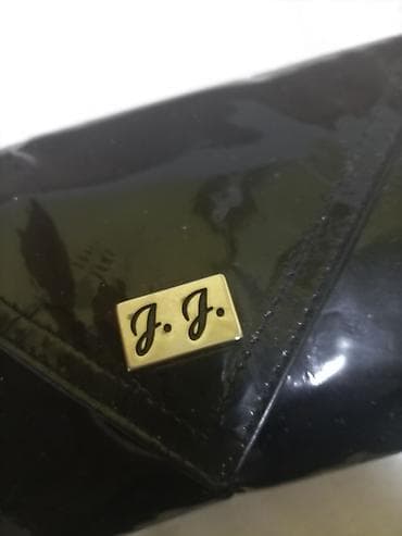 Mona lakovana crna tašnica u čast teniserke Jelene Janković na lalafo.rs — 2 Mona lakovana crna tašnica u čast teniserke Jelene Janković — 2