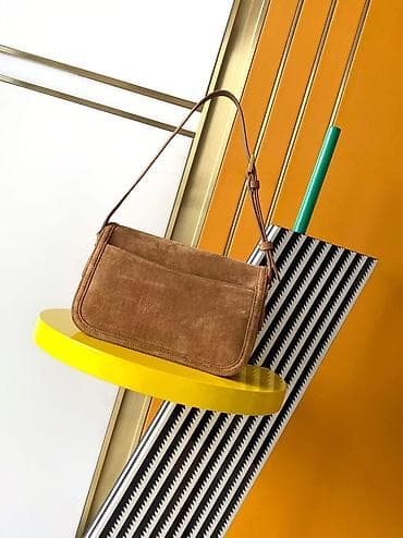 Torbica od brušene kože u boji karamele, sa prepoznatljivim metalnim na lalafo.rs — 3 Torbica od brušene kože u boji karamele, sa prepoznatljivim metalnim — 3