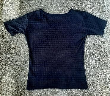 Crna majica na rupičaste kockice Polovno ok očuvano. Dimenzije na lalafo.rs — 2 Crna majica na rupičaste kockice Polovno ok očuvano. Dimenzije — 2