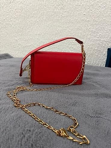 Crvena ženska torbica sa elegantnim dizajnom, idealna za nošenje preko at lalafo.rs — 1 Crvena ženska torbica sa elegantnim dizajnom, idealna za nošenje preko — 1