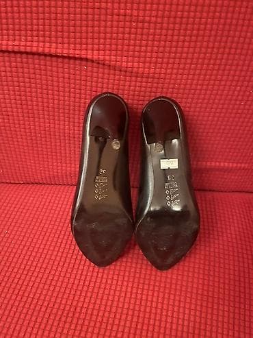 Crne klasične salonke, nošene jednom u svečanoj prilici, u savršenom na lalafo.rs — 4 Crne klasične salonke, nošene jednom u svečanoj prilici, u savršenom — 4