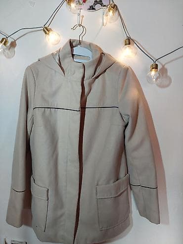 Women's Raincoats: Ženski kaput sa kapuljačom KIABI - Boja: nežno bež - Veličina: EU 40 at lalafo.rs — 1 Women's Raincoats: Ženski kaput sa kapuljačom KIABI - Boja: nežno bež - Veličina: EU 40 — 1