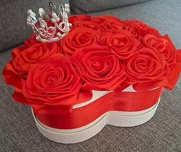 Poklon kutija u obliku srca sa crvenim ružama od satenskih traka i na lalafo.rs — 1 Poklon kutija u obliku srca sa crvenim ružama od satenskih traka i — 1