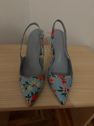 Potpuno ocuvane sandale, dvaput obuvene, pre tri godine placene 5670 na lalafo.rs Potpuno ocuvane sandale, dvaput obuvene, pre tri godine placene 5670