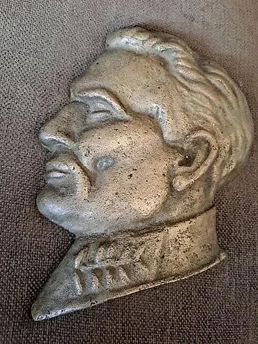 Antiques: Bronzana ploca J. B. Tita. Dimenzija 17x16cm at lalafo.rs — 2 Antiques: Bronzana ploca J. B. Tita. Dimenzija 17x16cm — 2