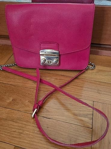 Furla kožna crvena torba preko ramena. Original. Pozadi ima liniju na na lalafo.rs Furla kožna crvena torba preko ramena. Original. Pozadi ima liniju na
