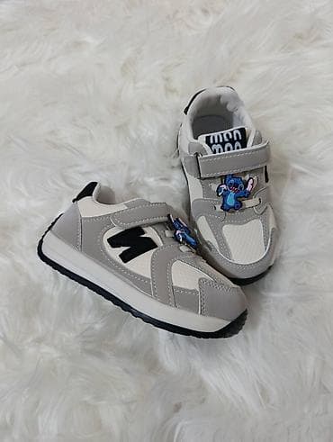 Dečije patike sa čičak-trakom i ukrasnim gs bedževima (motiv na lalafo.rs Dečije patike sa čičak-trakom i ukrasnim gs bedževima (motiv