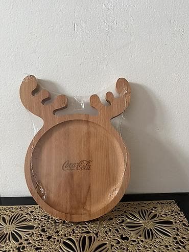 Drvena tacna/poslužavnik sa motivom irvasa – Coca‑Cola edicija - na lalafo.rs Drvena tacna/poslužavnik sa motivom irvasa – Coca‑Cola edicija -