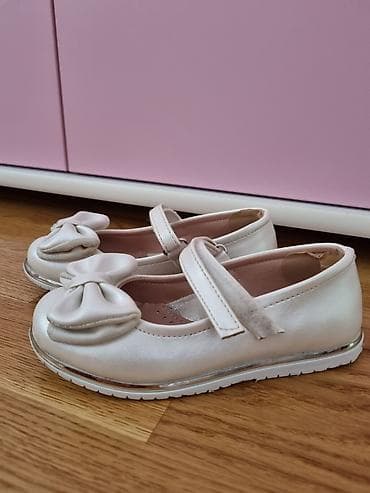 Ugg boots: Baletanke za devojcice, sedefasto bez-bele,par puta obuvene, broj 26 at lalafo.rs — 1 Ugg boots: Baletanke za devojcice, sedefasto bez-bele,par puta obuvene, broj 26 — 1