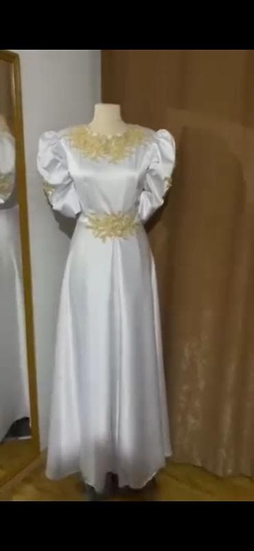 Elegantna duga haljina od satena u beloj boji sa zlatnim aplikacijama na lalafo.rs Elegantna duga haljina od satena u beloj boji sa zlatnim aplikacijama