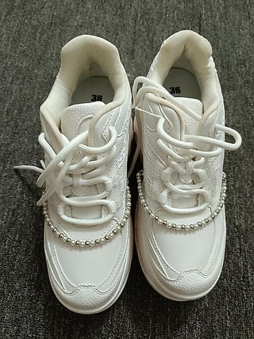 Beli ženske patike,debeli đon . original " bershka" na lalafo.rs — 1 Beli ženske patike,debeli đon . original " bershka" — 1