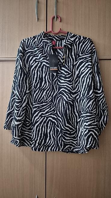 Bluza HOBI sa zebra printom - Model: ženska bluza sa V-izrezom i at lalafo.rs — 2 Bluza HOBI sa zebra printom - Model: ženska bluza sa V-izrezom i — 2