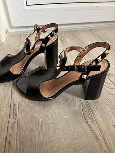 Crne ženske sandale sa blok potpeticom i otvorenim prstima. Lak kožni na lalafo.rs — 5 Crne ženske sandale sa blok potpeticom i otvorenim prstima. Lak kožni — 5