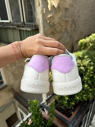 Adidas ženske patike – kožne bele sa ljubičastim detaljima - Model na lalafo.rs — 2 Adidas ženske patike – kožne bele sa ljubičastim detaljima - Model — 2