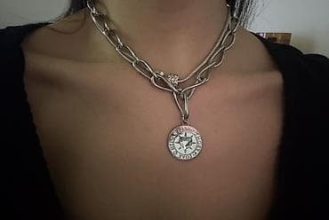 Srebrnasta ogrlica sa krupnim lancem i priveskom Guess - Materijal na lalafo.rs — 2 Srebrnasta ogrlica sa krupnim lancem i priveskom Guess - Materijal — 2