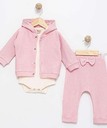 Trodijelni set za bebe – roze - Komplet sadrži: duksić s kapuljačom i na lalafo.rs Trodijelni set za bebe – roze - Komplet sadrži: duksić s kapuljačom i