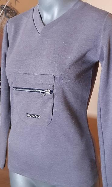 dve suknje po: Siva ženska majica dugih rukava Mini Donno. V-izrez, ravnog kroja. Na na lalafo.rs — 2 dve suknje po: Siva ženska majica dugih rukava Mini Donno. V-izrez, ravnog kroja. Na — 2