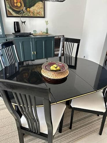 Prodajem trpezarijski sto i 4 stolice simpo, crni visoki sjaj, prečnik na lalafo.rs — 1 Prodajem trpezarijski sto i 4 stolice simpo, crni visoki sjaj, prečnik — 1