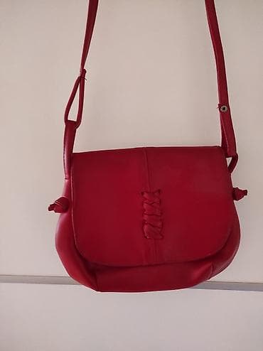 dve suknje po: Manja torbica kao nova. Unutra dve pregrade. Tamnija crvena boja at lalafo.rs — 2 dve suknje po: Manja torbica kao nova. Unutra dve pregrade. Tamnija crvena boja — 2