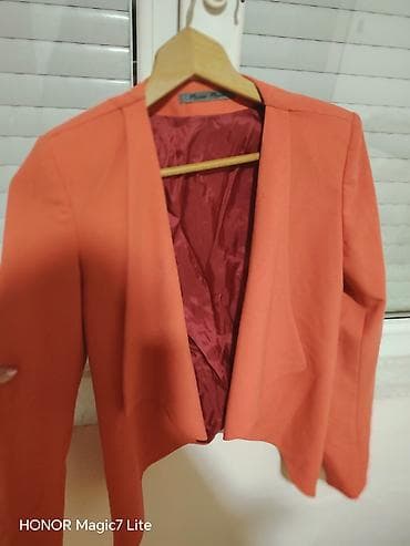 Elegantni ženski sako bez kopčanja u koralno-narandžastoj boji. PS - na lalafo.rs Elegantni ženski sako bez kopčanja u koralno-narandžastoj boji. PS -