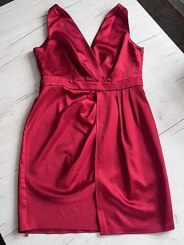 Elegantna crvena koktel haljina. Velicina 40 - na lalafo.rs Elegantna crvena koktel haljina. Velicina 40 -