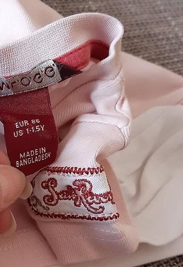 Dečija majica dugih rukava sa V-izrezom. - Brend: w’n’tog’g (etiketa na lalafo.rs — 2 Dečija majica dugih rukava sa V-izrezom. - Brend: w’n’tog’g (etiketa — 2