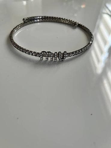 Miu Miu kristalna narukvica s logotipom - Elegantna, savitljiva na lalafo.rs — 4 Miu Miu kristalna narukvica s logotipom - Elegantna, savitljiva — 4