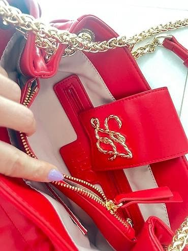 Crvena ženska torba sa zlatnim lancima i metalnim monogramom na at lalafo.rs — 2 Crvena ženska torba sa zlatnim lancima i metalnim monogramom na — 2