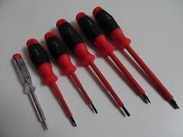 Hand Tools Sets: Set izolovanih odvijača + fazni ispitivač Sadrži: - Ravni: 3 x 75 mm at lalafo.rs — 9 Hand Tools Sets: Set izolovanih odvijača + fazni ispitivač Sadrži: - Ravni: 3 x 75 mm — 9