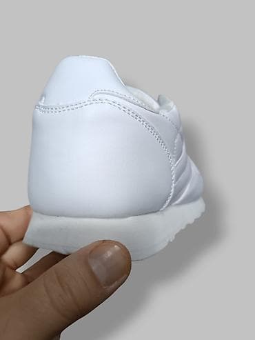 Reebok classic patike kao ekokoža crne i bele NOVO Novo Brojevi 36 na lalafo.rs — 2 Reebok classic patike kao ekokoža crne i bele NOVO Novo Brojevi 36 — 2