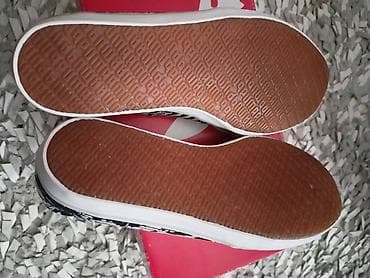 Nove patike "Puma", broj 37.
Materijal- tekstil i guma at lalafo.rs — 6 Nove patike "Puma", broj 37.
Materijal- tekstil i guma — 6