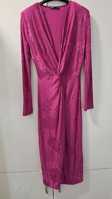 ZARA haljina, midi dužina, boja fuksija/ružičasto-ljubičasta. Model sa na lalafo.rs ZARA haljina, midi dužina, boja fuksija/ružičasto-ljubičasta. Model sa