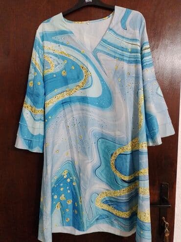 Tunika/haljina laganog kroja sa V‑izrezom. Materijal je tanak i na lalafo.rs Tunika/haljina laganog kroja sa V‑izrezom. Materijal je tanak i