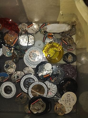 Lot satnih mehanizama i delova za časovničare - Velika kutija sa na lalafo.rs — 9 Lot satnih mehanizama i delova za časovničare - Velika kutija sa — 9