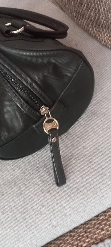 Lacoste torba – crna, kompaktna bowling/satchel forma. - Materijal at lalafo.rs — 3 Lacoste torba – crna, kompaktna bowling/satchel forma. - Materijal — 3