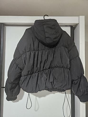 Crna ženska jakna sa kapuljačom, puf kroja, veličina XL. - Kratak na lalafo.rs — 2 Crna ženska jakna sa kapuljačom, puf kroja, veličina XL. - Kratak — 2