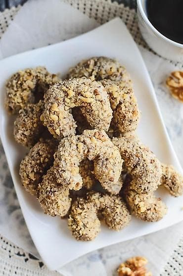 Domaći kolači – orasi i baklava - Orah kiflice: ručno oblikovane na lalafo.rs Domaći kolači – orasi i baklava - Orah kiflice: ručno oblikovane