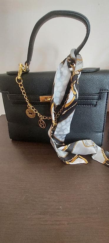 Crna elegantna hermes ženska torba sa ručkom i zlatnim detaljima U na lalafo.rs Crna elegantna hermes ženska torba sa ručkom i zlatnim detaljima U