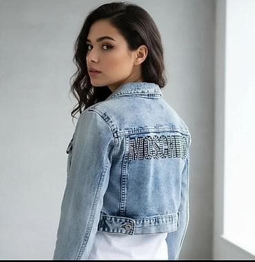 Ženska kratka teksas jakna MOSCHINO - Krojen, kraći (cropped) model na lalafo.rs — 4 Ženska kratka teksas jakna MOSCHINO - Krojen, kraći (cropped) model — 4