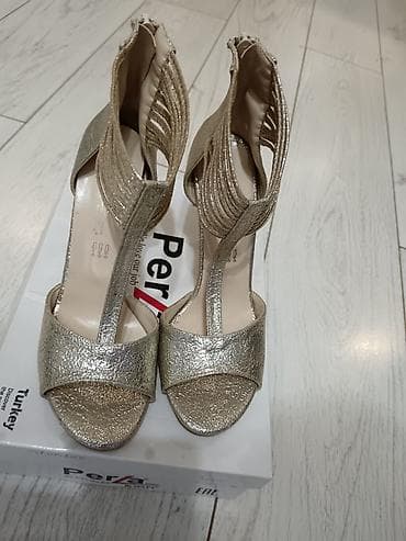 Prodajem Sandale u boji zlata, jednom obuvene na venčanju UG 25,5cm na lalafo.rs — 1 Prodajem Sandale u boji zlata, jednom obuvene na venčanju UG 25,5cm — 1