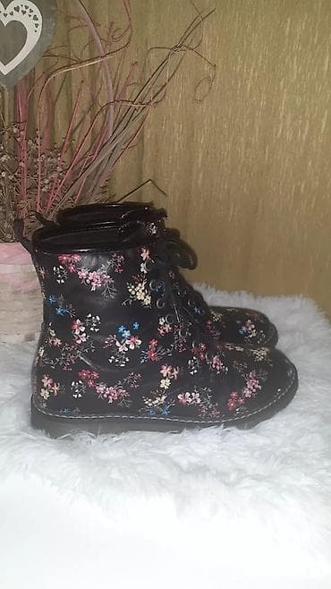 Crne cizme sa cveticima.
Broj 39, ocuvane at lalafo.rs — 8 Crne cizme sa cveticima.
Broj 39, ocuvane — 8