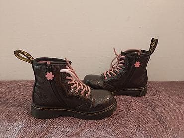 Dečje čizme Dr. Martens sa šljokičastim sjajem i cvetnim aplikacijama na lalafo.rs — 5 Dečje čizme Dr. Martens sa šljokičastim sjajem i cvetnim aplikacijama — 5