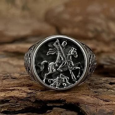 Muški masivni prsten sa reljefnim motivom viteza na konju - na lalafo.rs Muški masivni prsten sa reljefnim motivom viteza na konju -