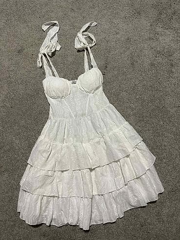 Belo letnje haljina sa volanima - Model: midi dužina, A-kroj sa na lalafo.rs Belo letnje haljina sa volanima - Model: midi dužina, A-kroj sa