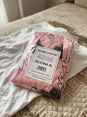 Sweatpants sets: Prodajem prelep roze satenski komplet (3 dela). Komplet sadrži at lalafo.rs — 4 Sweatpants sets: Prodajem prelep roze satenski komplet (3 dela). Komplet sadrži — 4