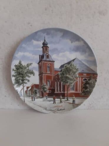 Porcelanski dekorativni tanjir sa motivom crkve i gradskog trga na lalafo.rs Porcelanski dekorativni tanjir sa motivom crkve i gradskog trga