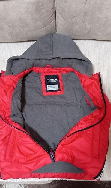 Dečiji prsluk LC Waikiki u jarko crvenoj boji, idealan za prelazni na lalafo.rs — 2 Dečiji prsluk LC Waikiki u jarko crvenoj boji, idealan za prelazni — 2