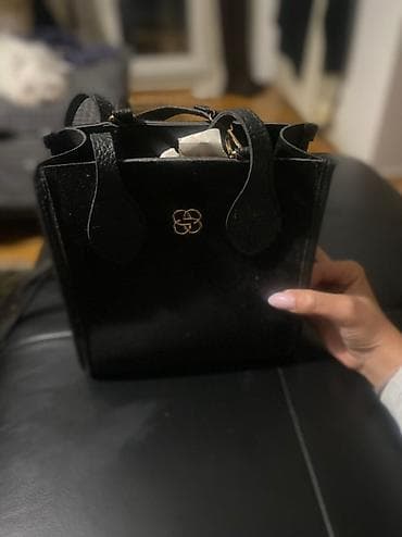 Crna torba sa dugim kaišem preko ramena i ručkama za nošenje u ruci na lalafo.rs — 3 Crna torba sa dugim kaišem preko ramena i ručkama za nošenje u ruci — 3