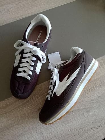 Bershka retro patike – tamno braon sa belim detaljima - Model na lalafo.rs — 1 Bershka retro patike – tamno braon sa belim detaljima - Model — 1